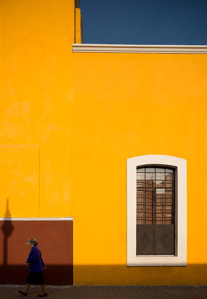 yellow-street-scene-cholula-puebla-mexico-31